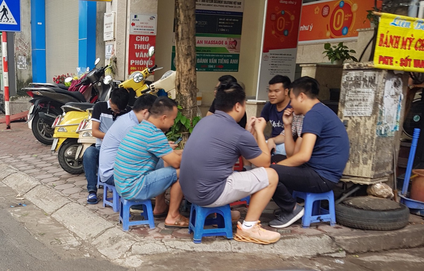 Nhiều người thờ ơ với 'lệnh' đeo khẩu trang nơi công cộng của Chủ tịch Hà Nội ảnh 3