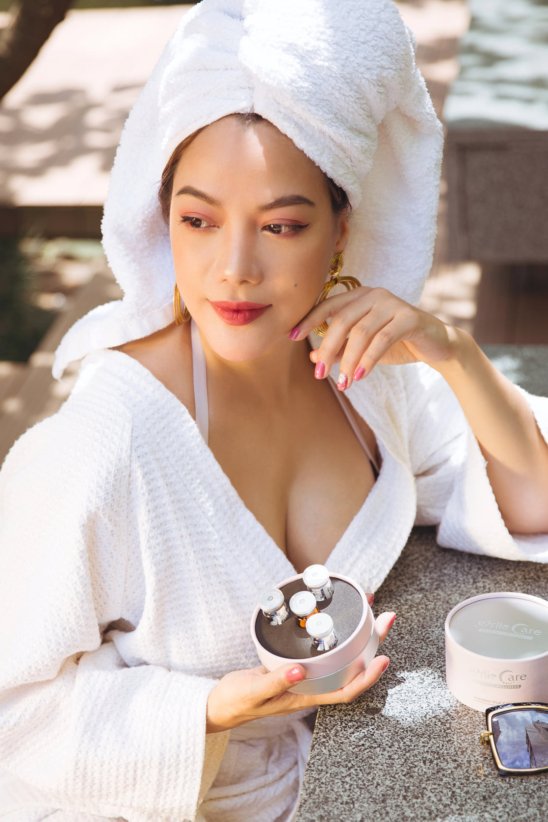 Trương Ngọc Ánh hờ hững quyến rũ bên bể bơi ảnh 2