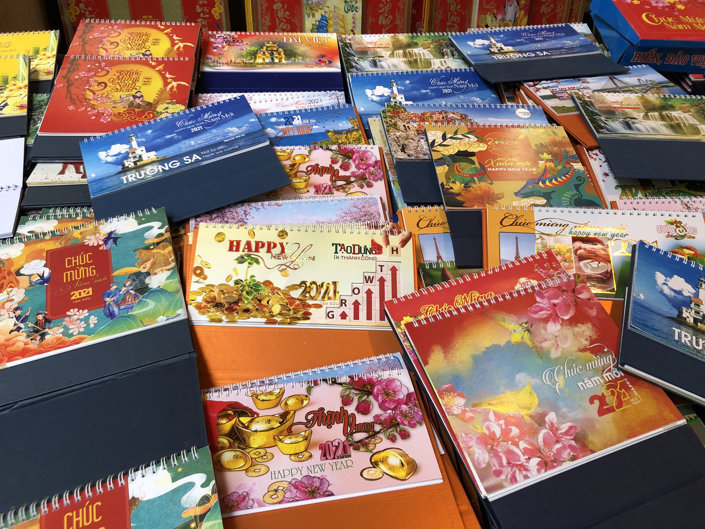 Tết Dương lịch đến gần, phố phường Hà Nội ngập tràn sắc đỏ ảnh 4