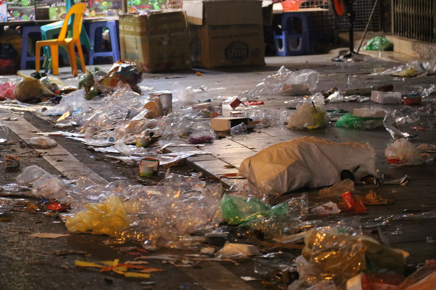Phố Hàng Mã ngập trong 'biển rác' sau đêm Trung thu ảnh 13