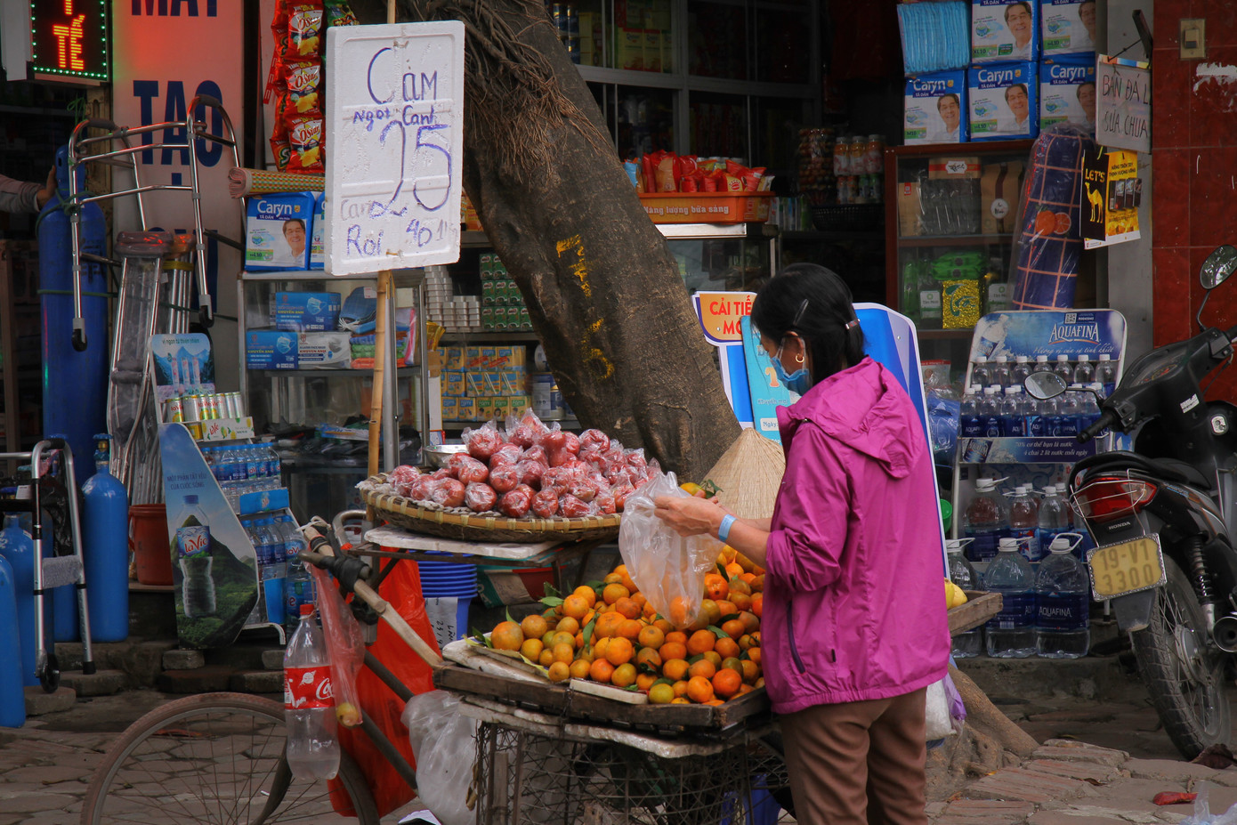 Hoa quả giá rẻ không rõ nguồn gốc bán trên phố Hà Nội vẫn hút khách ảnh 8