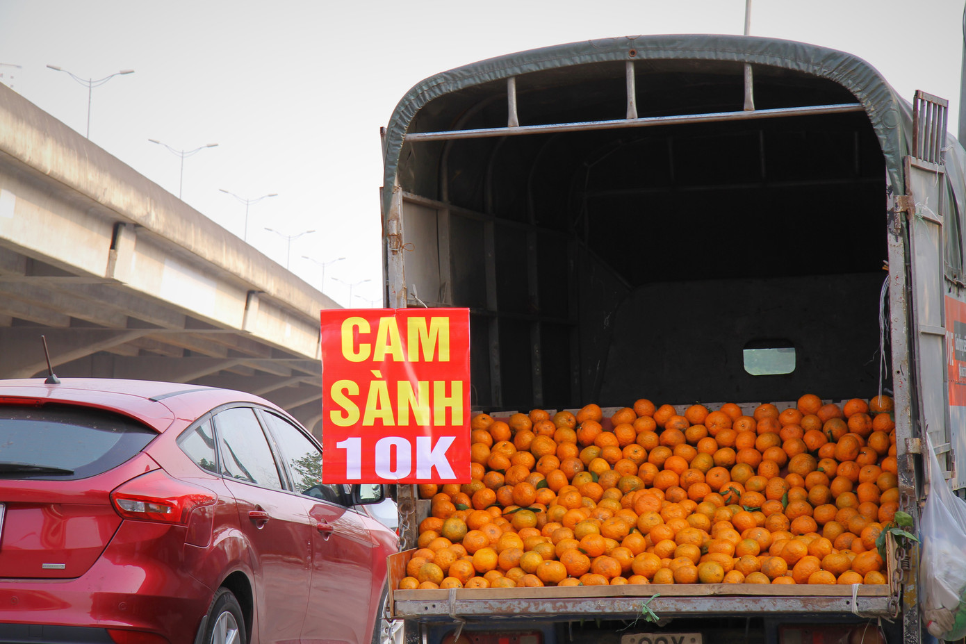 Hoa quả giá rẻ không rõ nguồn gốc bán trên phố Hà Nội vẫn hút khách ảnh 3