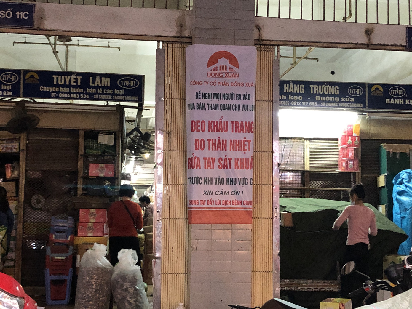 Dịch tái bùng phát phức tạp, người dân đến chợ đầu mối Hà Nội vẫn 'quên' khẩu trang ảnh 7