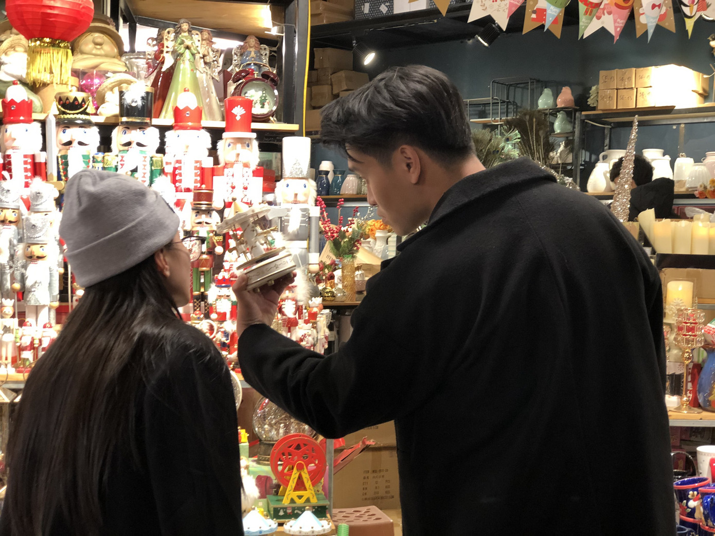 Nhộn nhịp thị trường đồ trang trí, quà tặng Noel ảnh 16