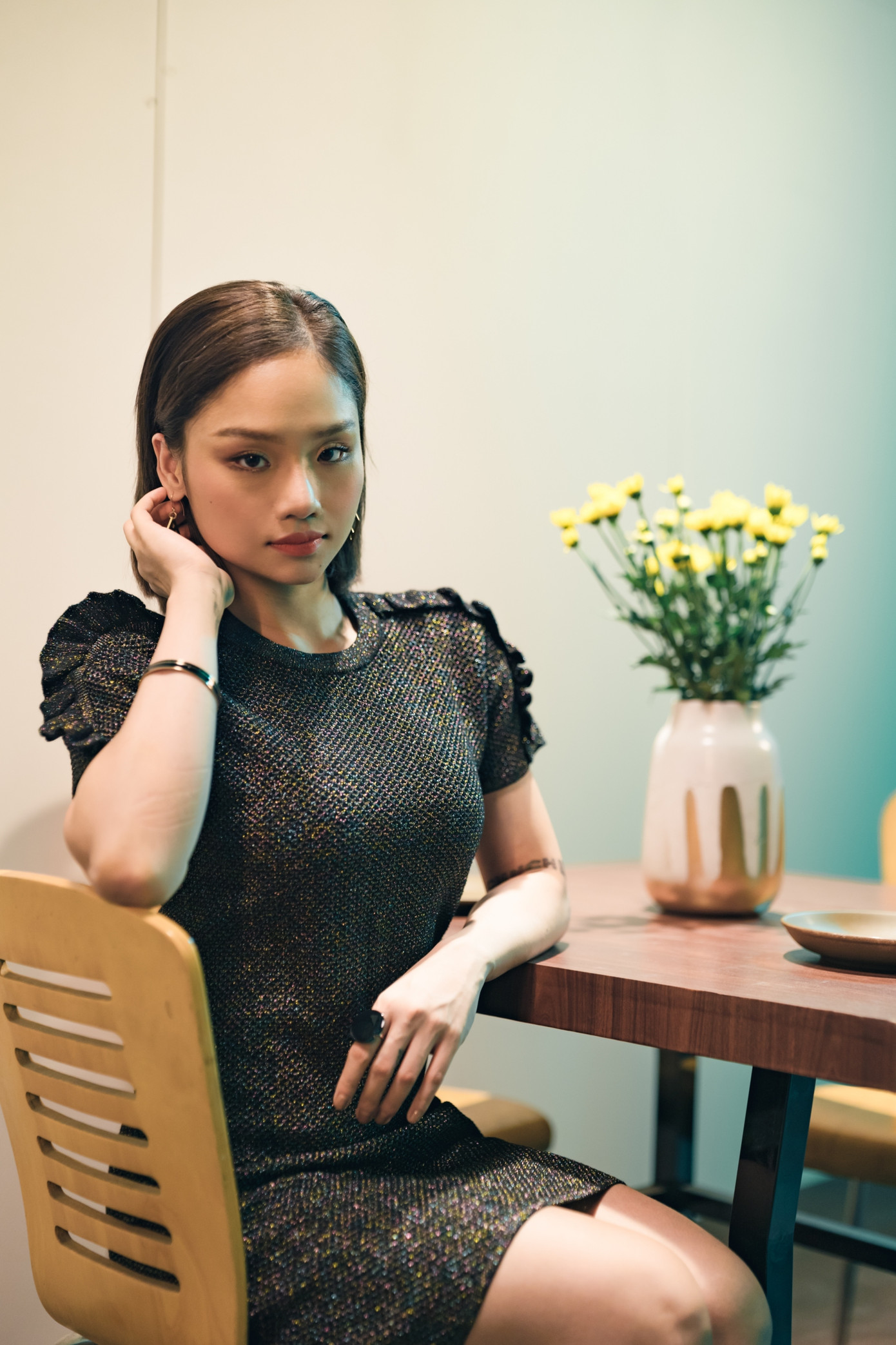 Miu Lê khoe tài diễn xuất, hoá thân thành 4 nhân vật khác nhau trong MV “Gác lại âu lo” ảnh 3