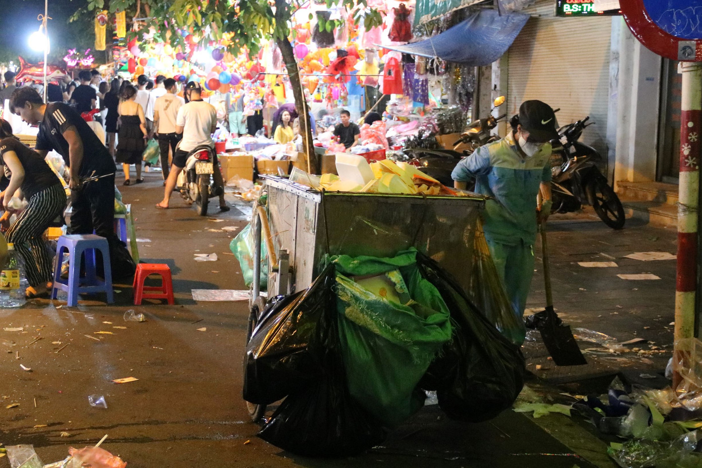 Phố Hàng Mã ngập trong 'biển rác' sau đêm Trung thu ảnh 5