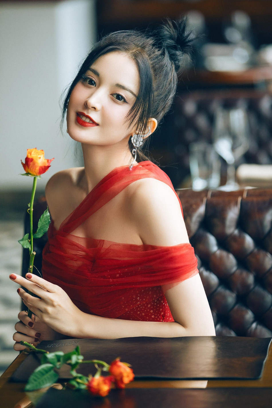 'Mỹ nhân Tân Cương' Na Trát diện váy cúp ngực gợi cảm 'đọ dáng' cùng Địch Lệ Nhiệt Ba ảnh 2