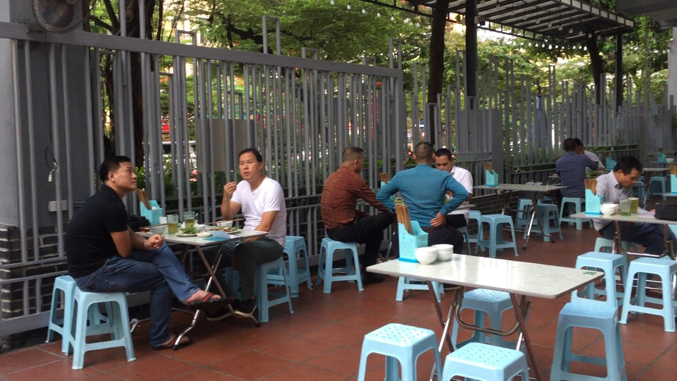 Phố cà phê, quán ăn Hà Nội thực hiện giãn cách phòng dịch COVID-19 thế nào? ảnh 5