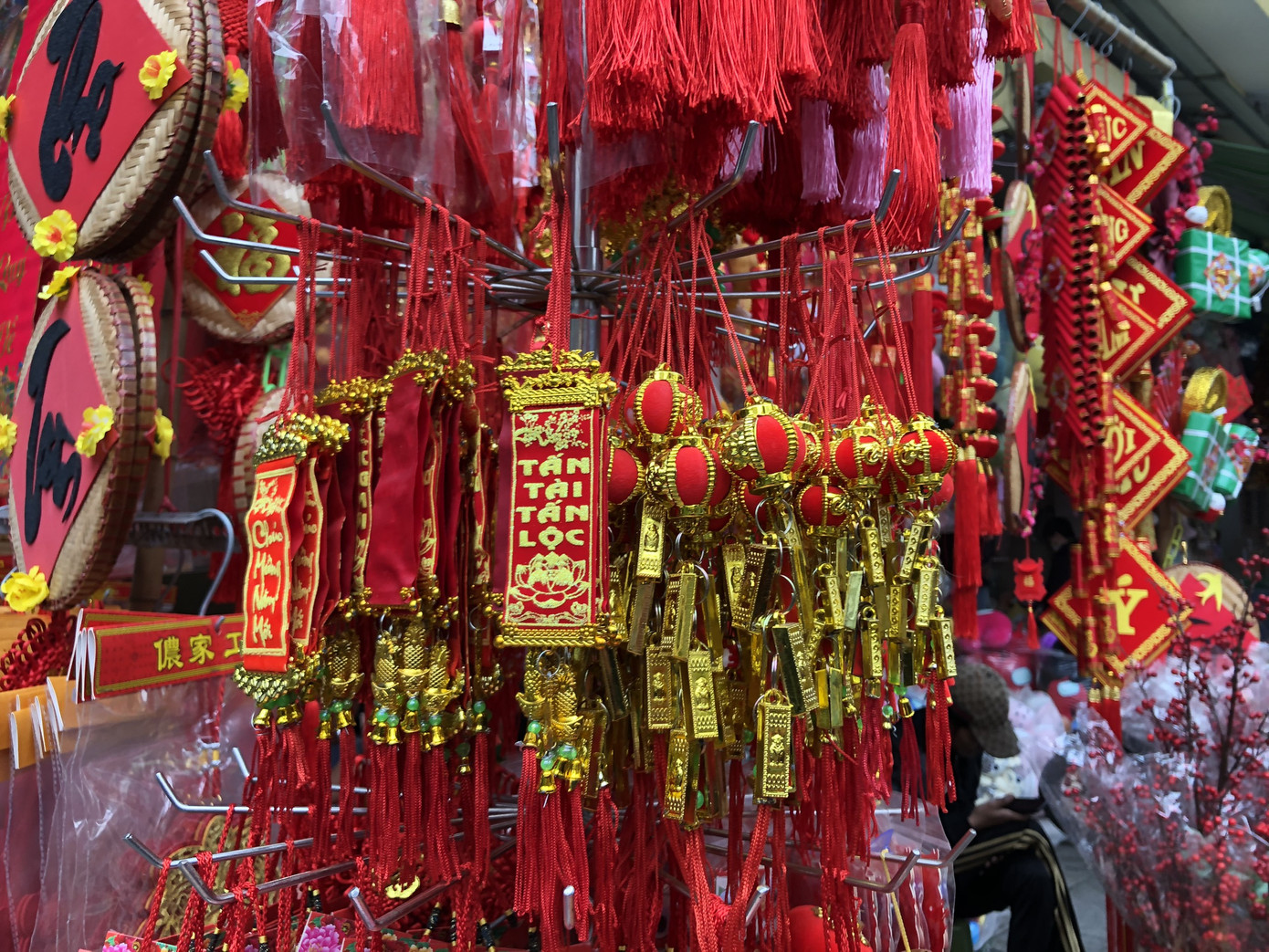 Đến hẹn lại lên, người dân chen chân ở phố Hàng Mã sắm Tết ảnh 7