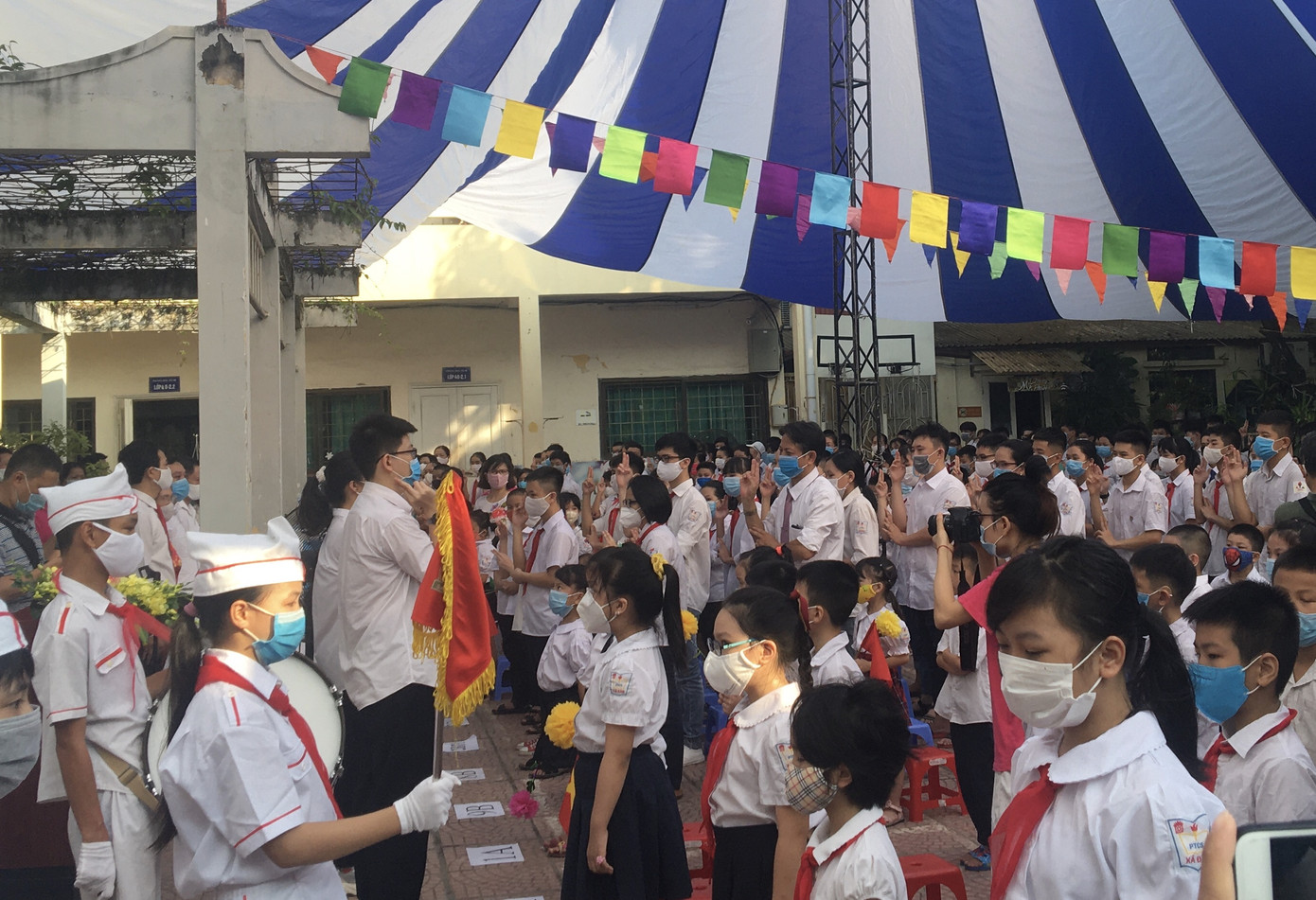 Lễ khai giảng ở ngôi trường học sinh hát Quốc ca bằng tay ảnh 6