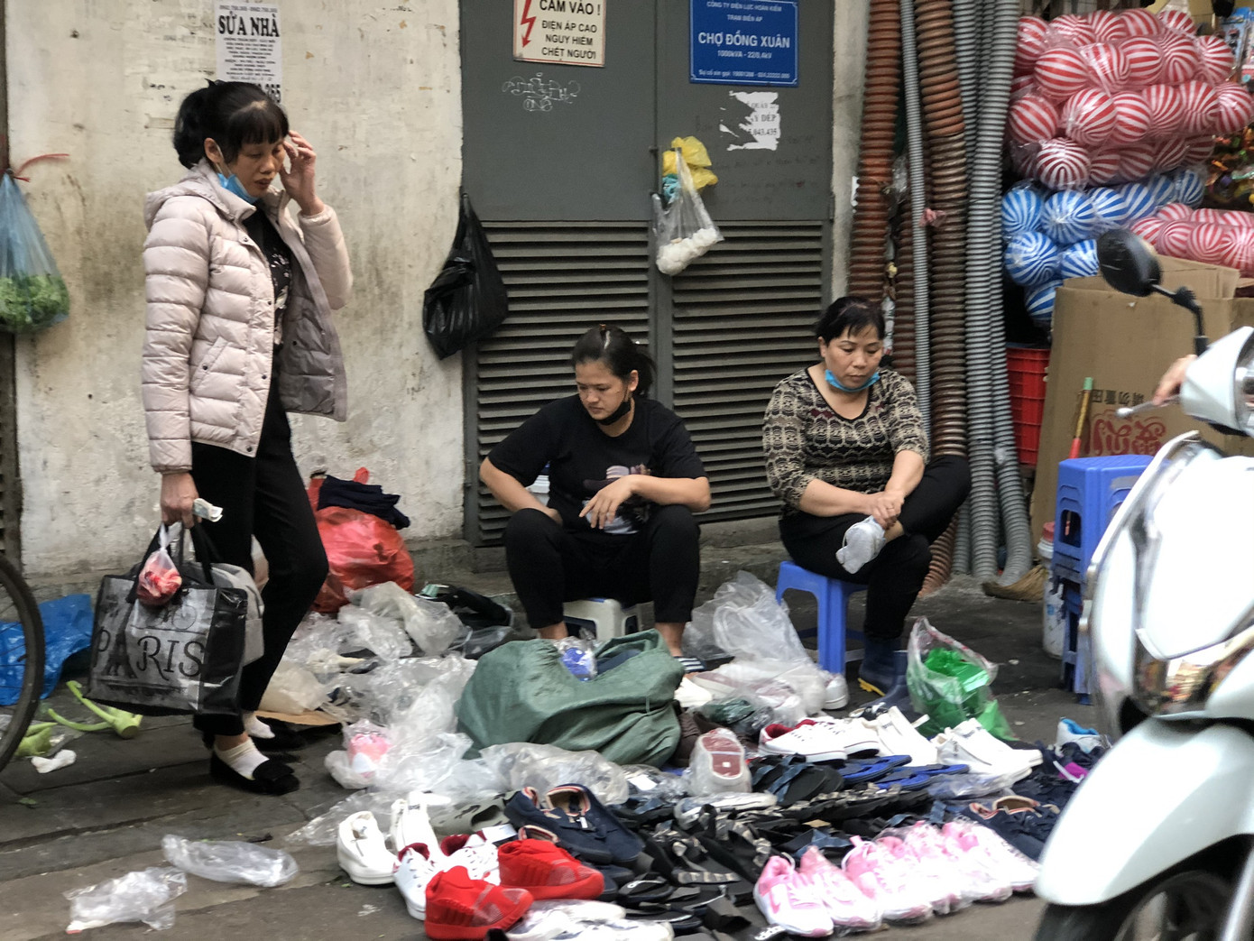 Dịch tái bùng phát phức tạp, người dân đến chợ đầu mối Hà Nội vẫn 'quên' khẩu trang ảnh 16