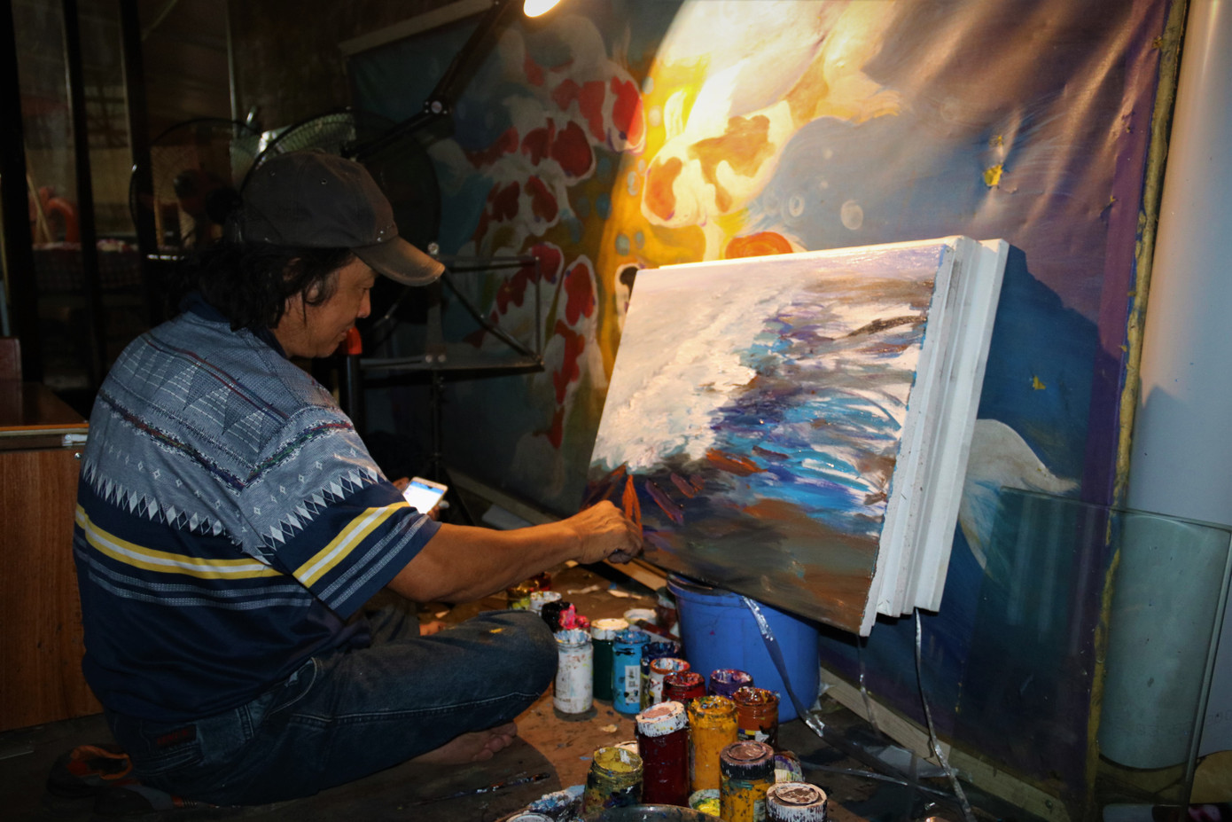 Mong muốn giản dị của họa sĩ nghèo bán tranh trên cầu Long Biên ảnh 2