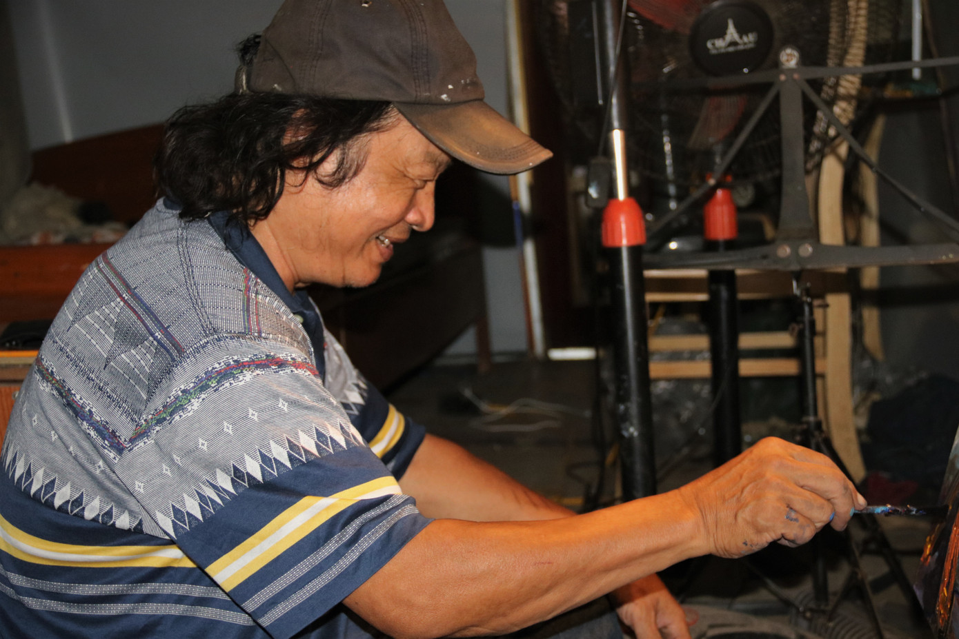 Mong muốn giản dị của họa sĩ nghèo bán tranh trên cầu Long Biên ảnh 5