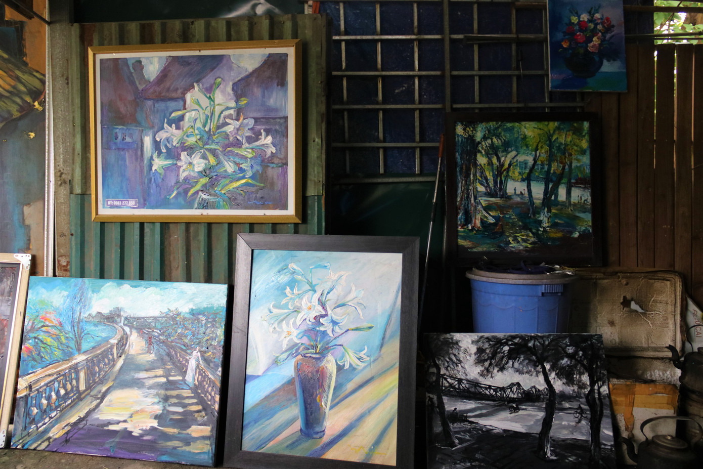 Mong muốn giản dị của họa sĩ nghèo bán tranh trên cầu Long Biên ảnh 1