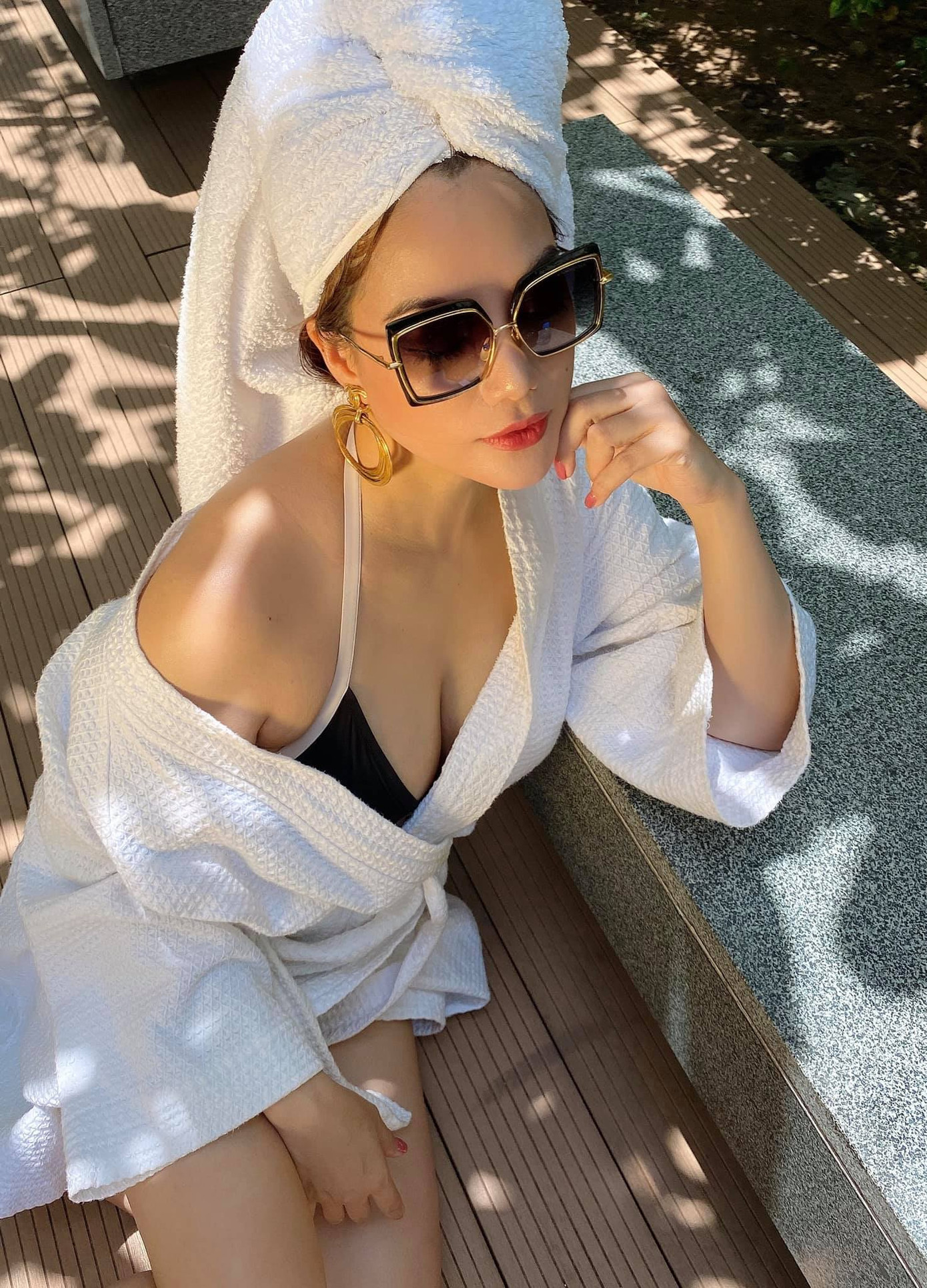 Trương Ngọc Ánh hờ hững quyến rũ bên bể bơi ảnh 3