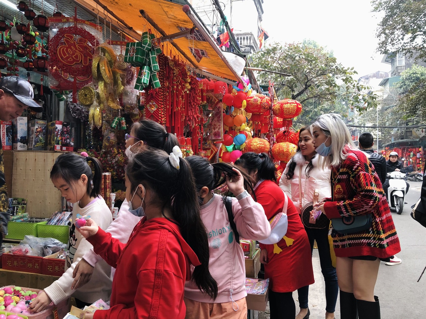 Đến hẹn lại lên, người dân chen chân ở phố Hàng Mã sắm Tết ảnh 14