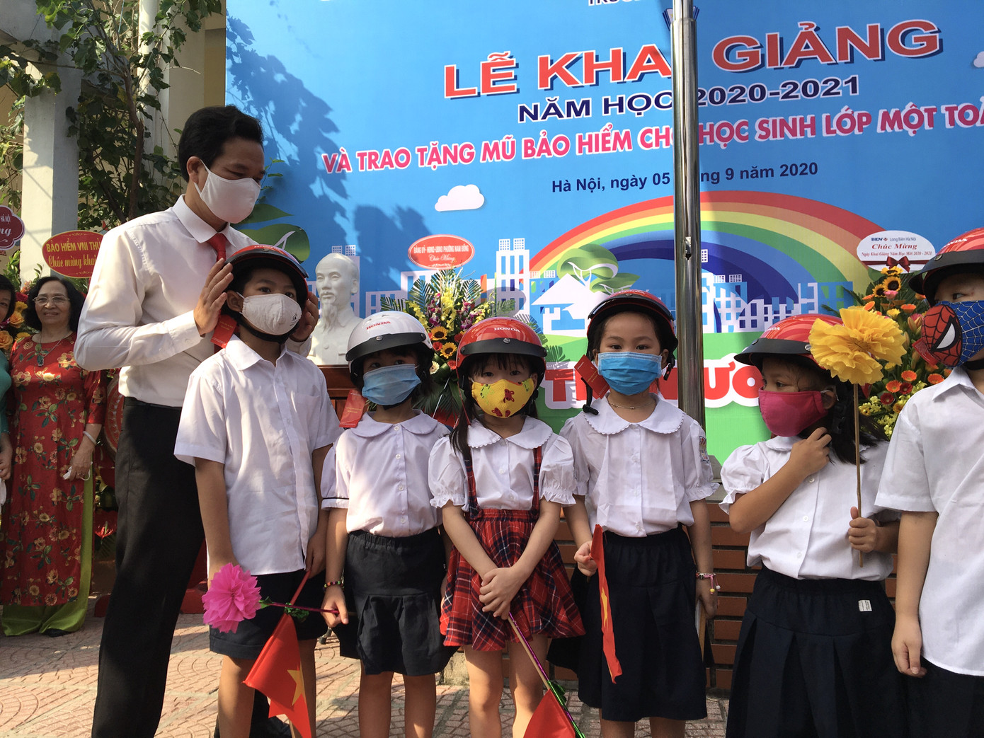 Lễ khai giảng ở ngôi trường học sinh hát Quốc ca bằng tay ảnh 8