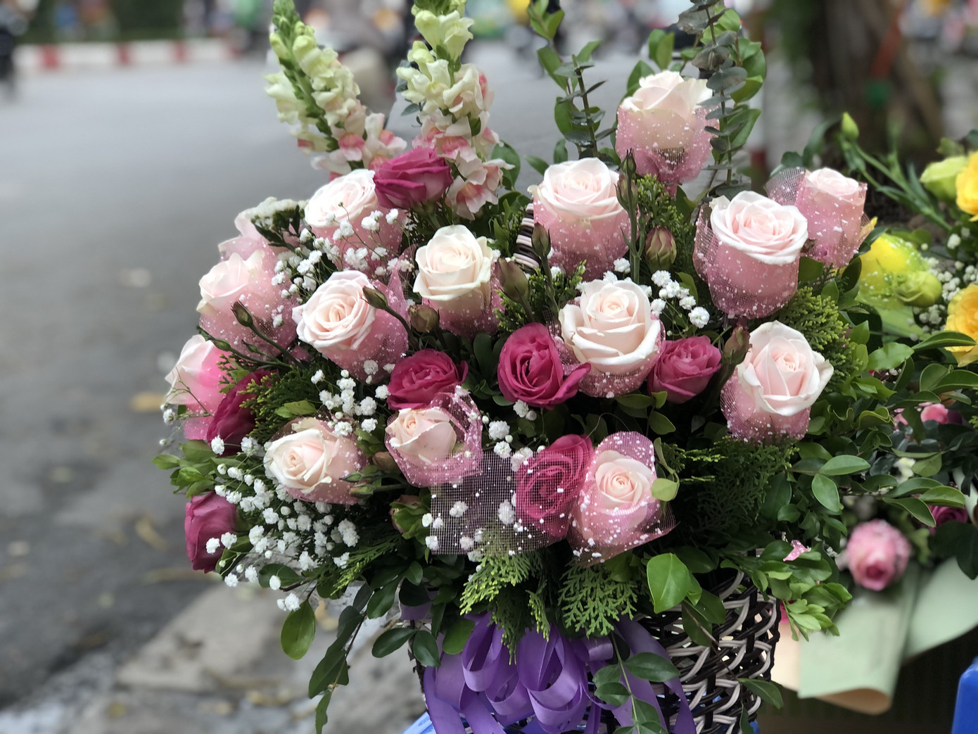 Giá hoa tăng vọt trước ngày 8/3, chủ hàng thuê thêm người chốt đơn online ảnh 7