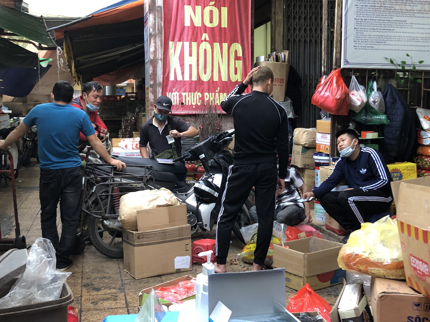 Dịch tái bùng phát phức tạp, người dân đến chợ đầu mối Hà Nội vẫn 'quên' khẩu trang ảnh 12