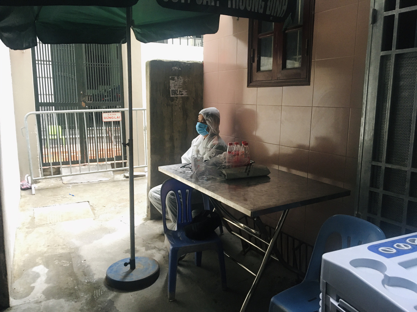 Nhịp sống trong ngõ trên phố Trương Định đang bị phong tỏa ảnh 7