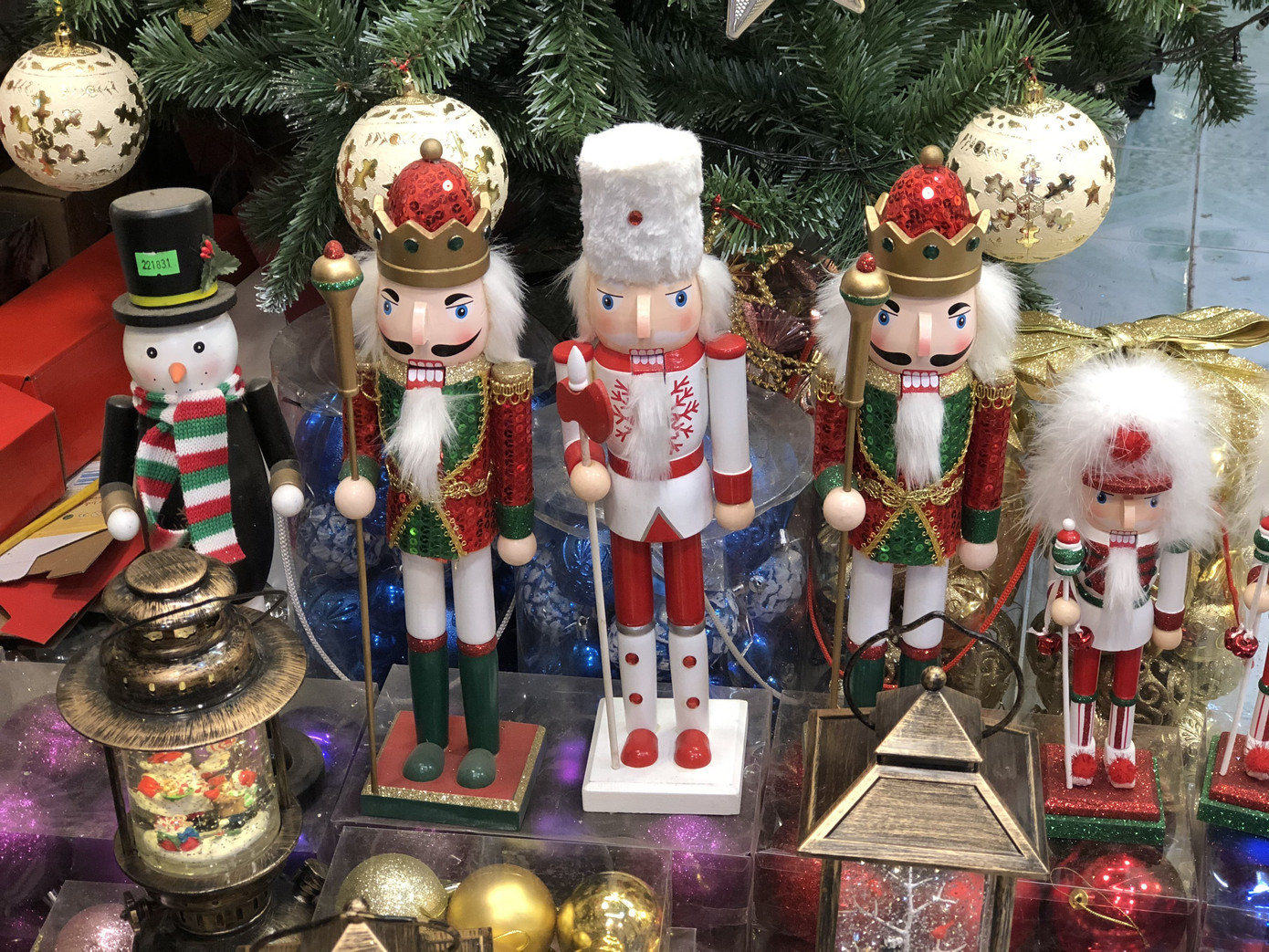 Nhộn nhịp thị trường đồ trang trí, quà tặng Noel ảnh 10