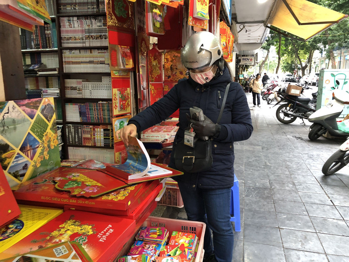 Tết Dương lịch đến gần, phố phường Hà Nội ngập tràn sắc đỏ ảnh 10