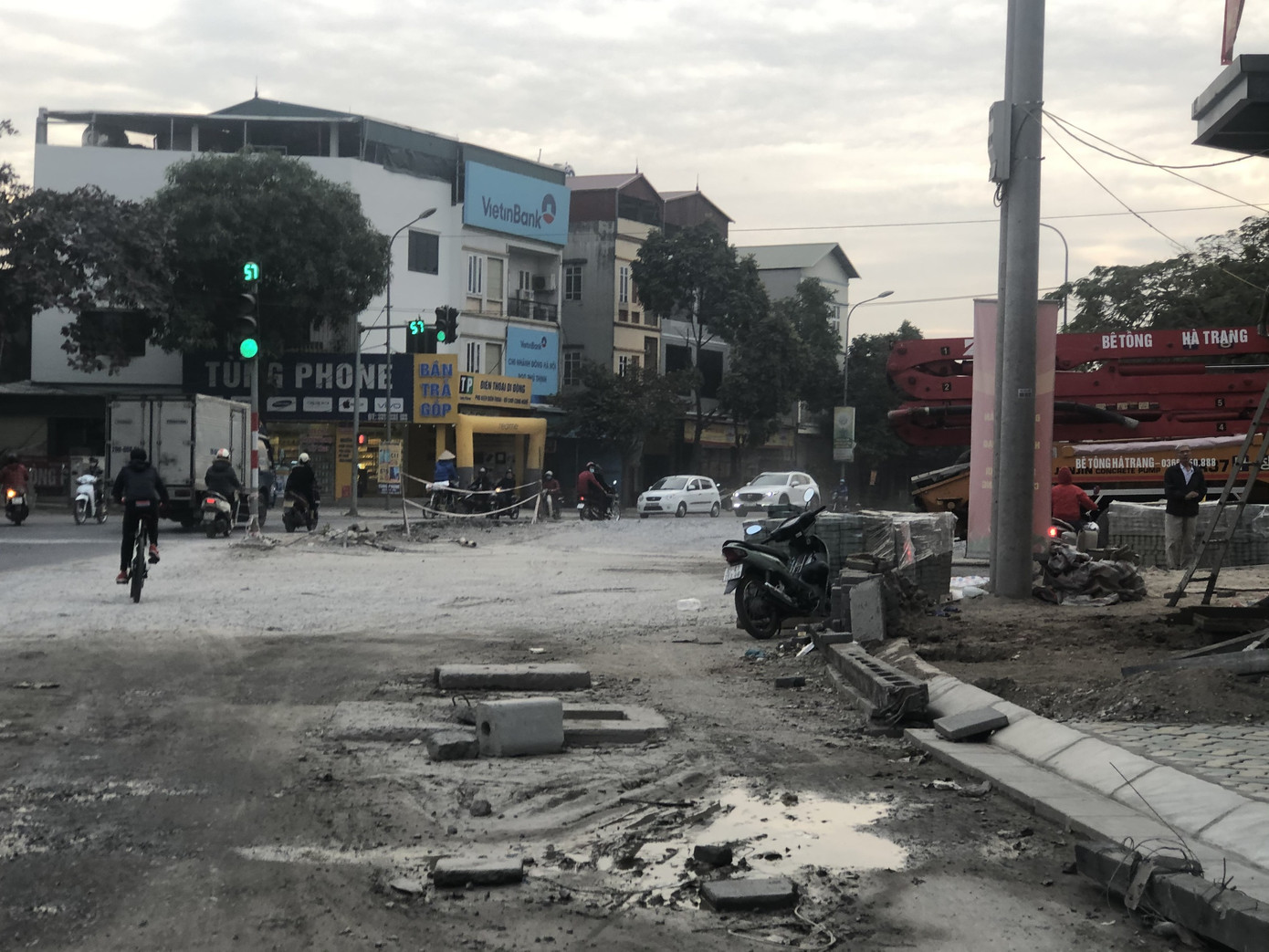 Những ‘con đường đau khổ’ đầy khói bụi ở Hà Nội ảnh 7