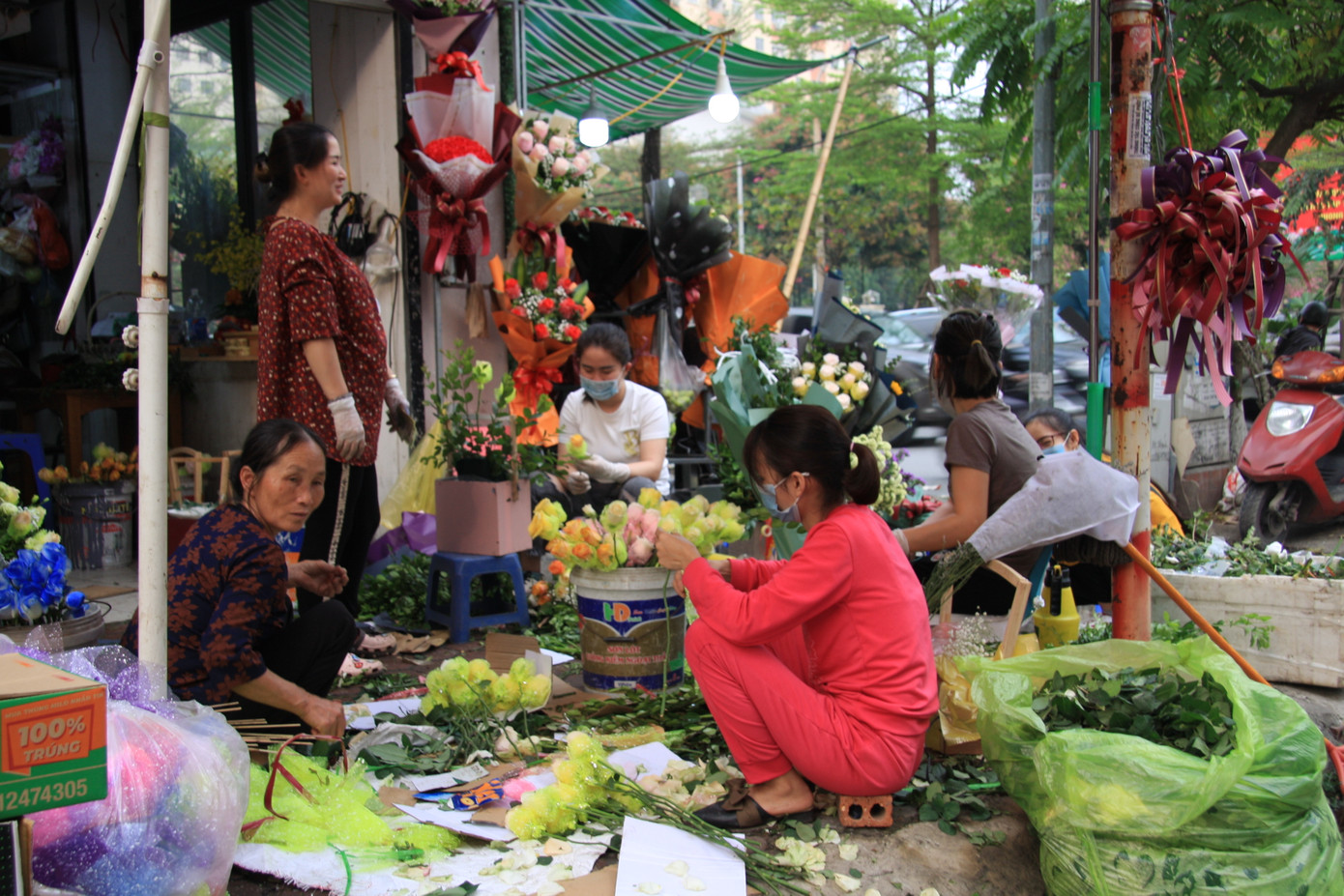 Giá hoa tăng vọt trước ngày 8/3, chủ hàng thuê thêm người chốt đơn online ảnh 12
