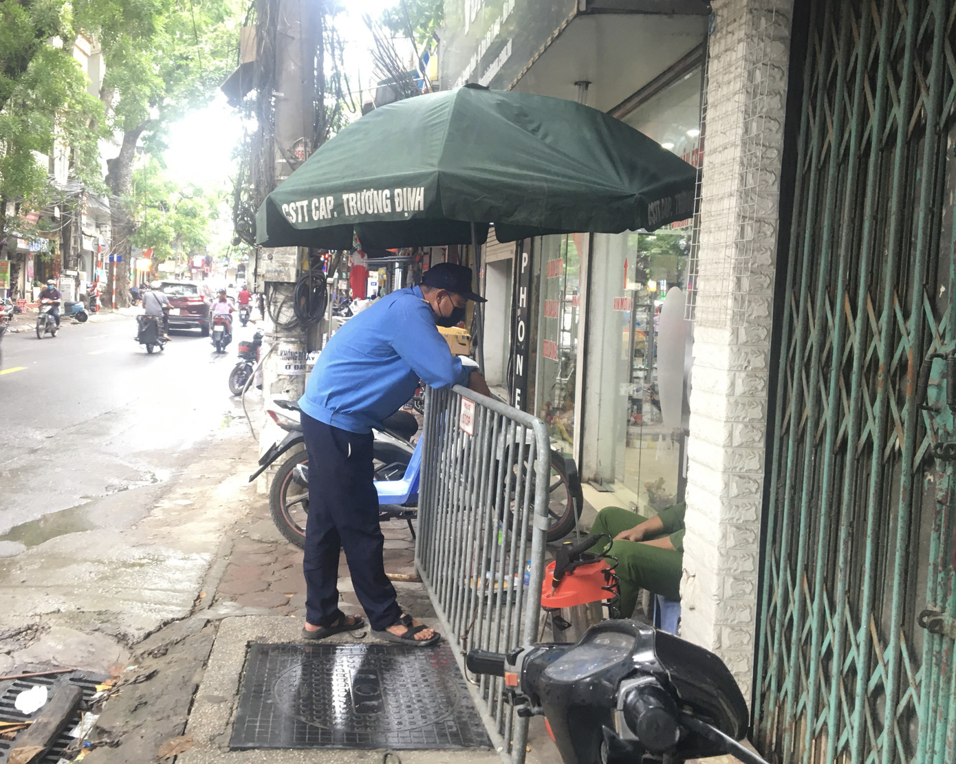 Nhịp sống trong ngõ trên phố Trương Định đang bị phong tỏa ảnh 2