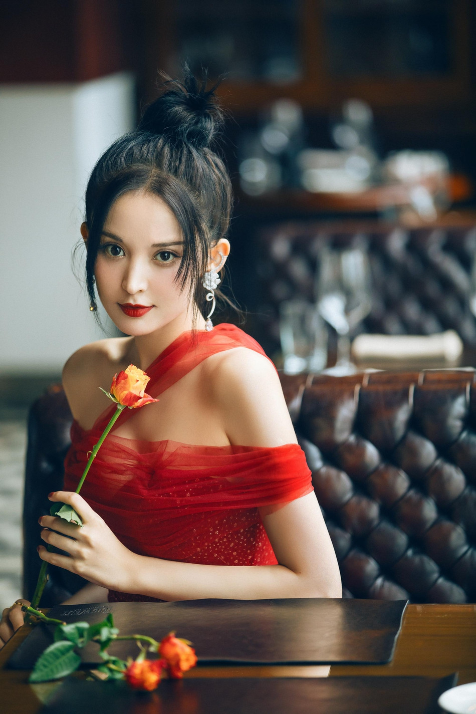 'Mỹ nhân Tân Cương' Na Trát diện váy cúp ngực gợi cảm 'đọ dáng' cùng Địch Lệ Nhiệt Ba ảnh 4