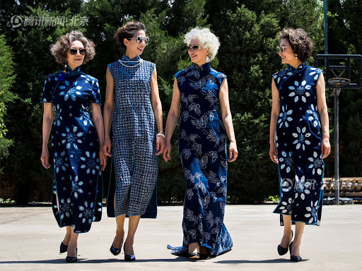 4 'bà bà' biến đường phố thành sàn diễn thời trang gây 'sốt' cộng đồng mạng ảnh 1