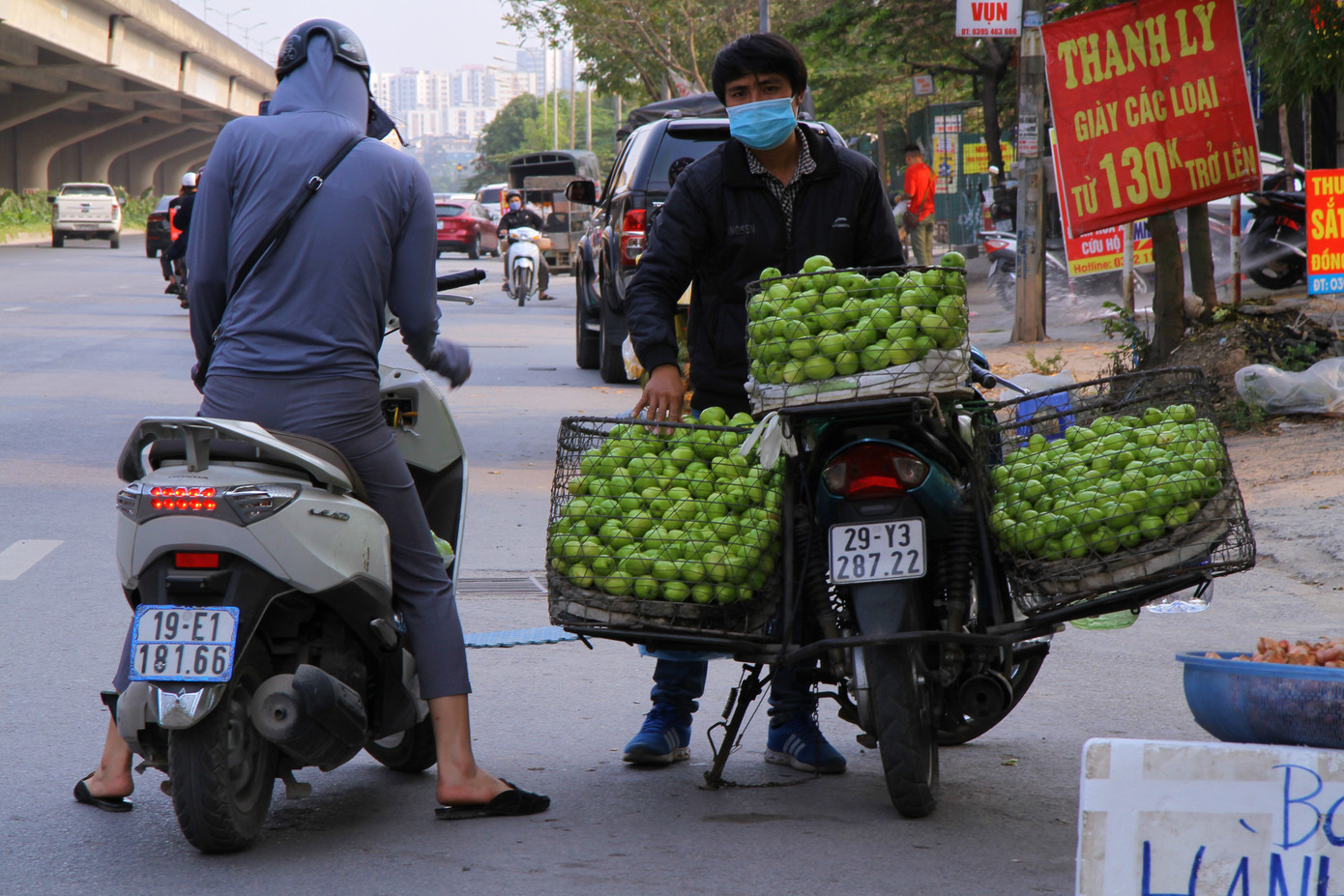 Hoa quả giá rẻ không rõ nguồn gốc bán trên phố Hà Nội vẫn hút khách ảnh 2