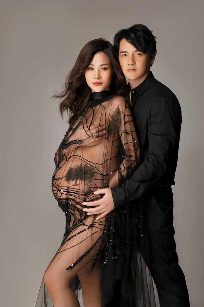 Đông Nhi diện váy xuyên thấu, khoe ảnh bụng bầu đón sinh nhật tuổi 32 ảnh 2