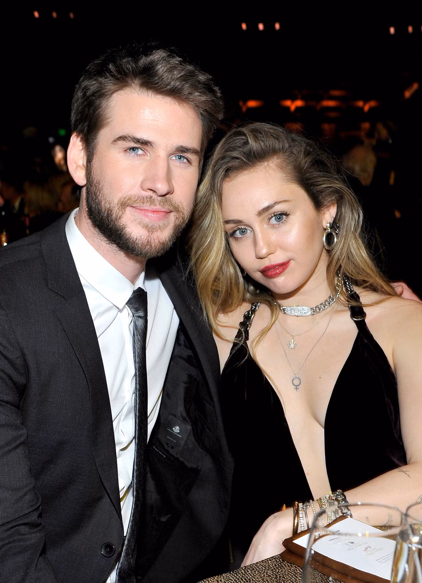 Miley Cyrus phô ngực trần táo bạo trên tạp chí ảnh 7