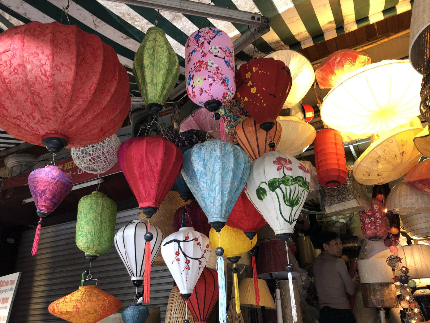 Tết Dương lịch đến gần, phố phường Hà Nội ngập tràn sắc đỏ ảnh 7