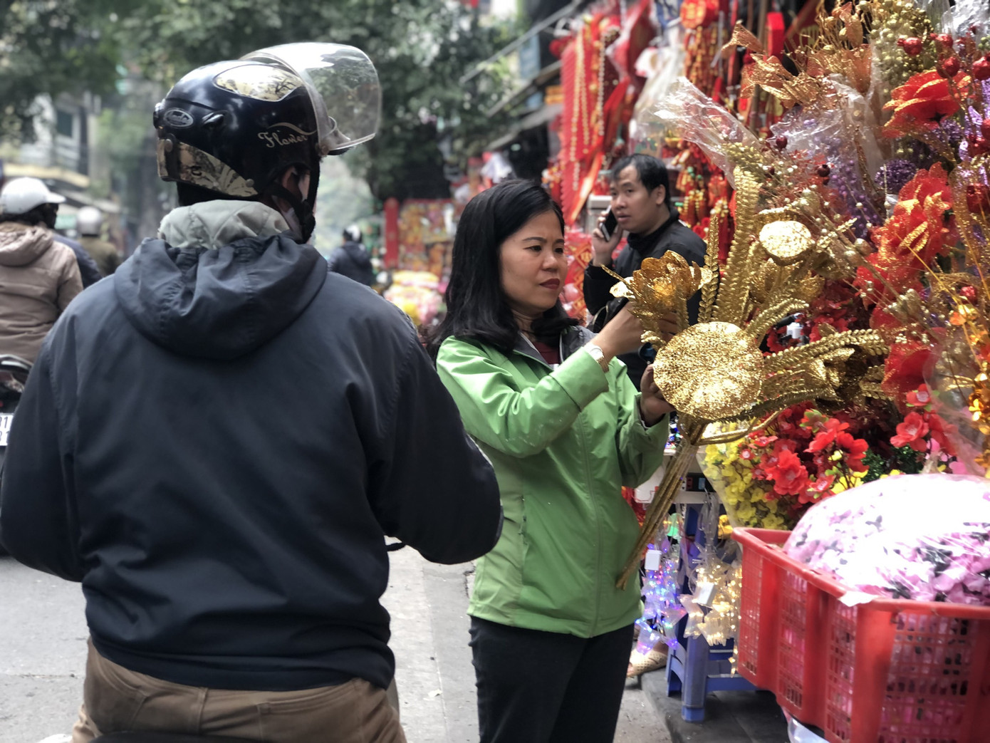 Đến hẹn lại lên, người dân chen chân ở phố Hàng Mã sắm Tết ảnh 12