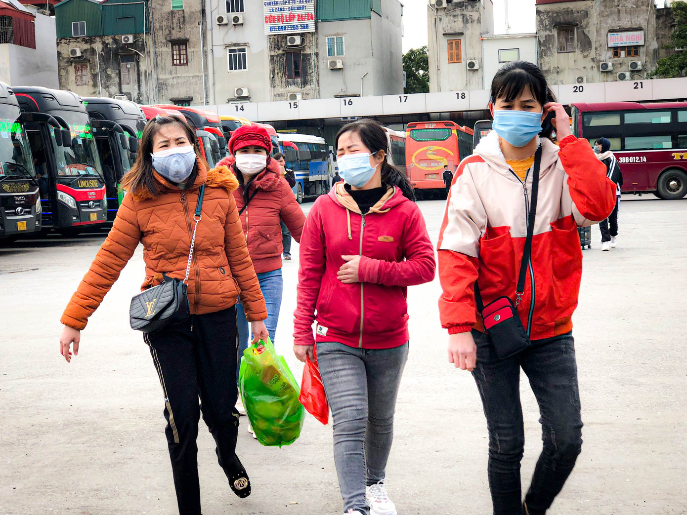 Bến xe đông đúc dòng người về quê đón Tết Dương lịch ảnh 3