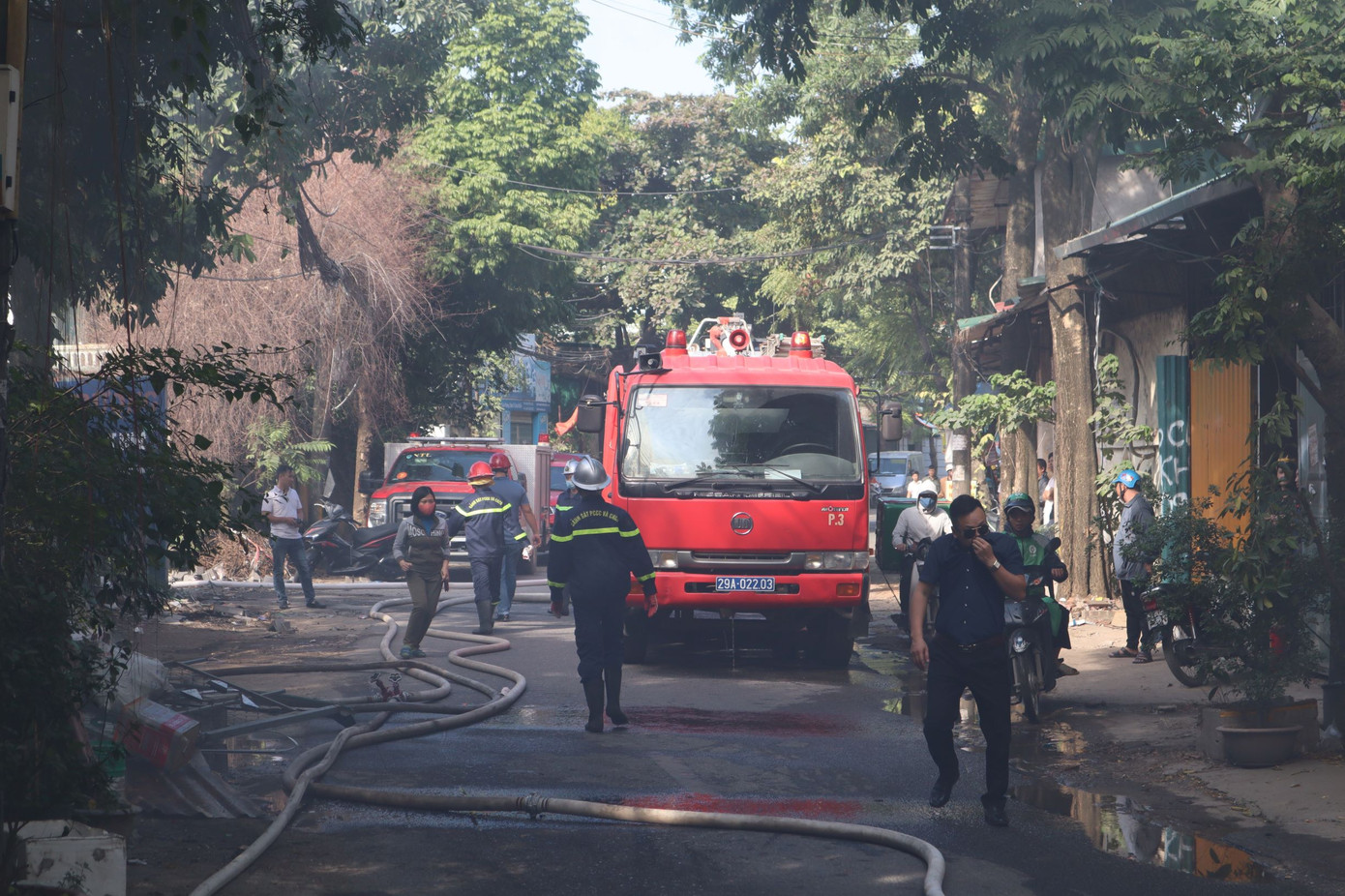 Bãi phế liệu trên đường Phúc Diễn cháy lớn ảnh 1