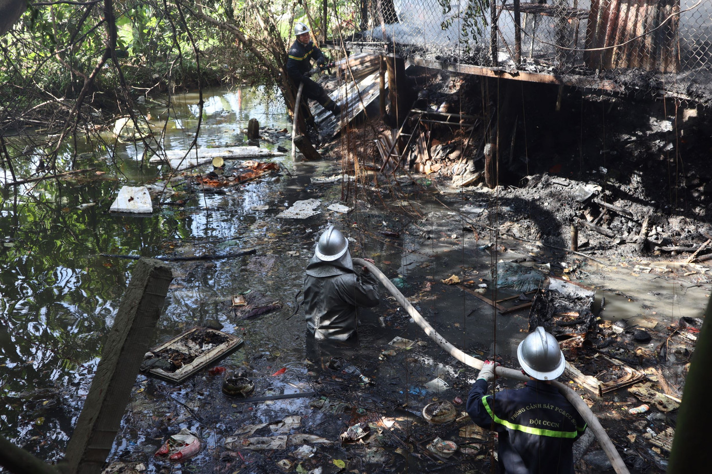 Bãi phế liệu trên đường Phúc Diễn cháy lớn ảnh 7