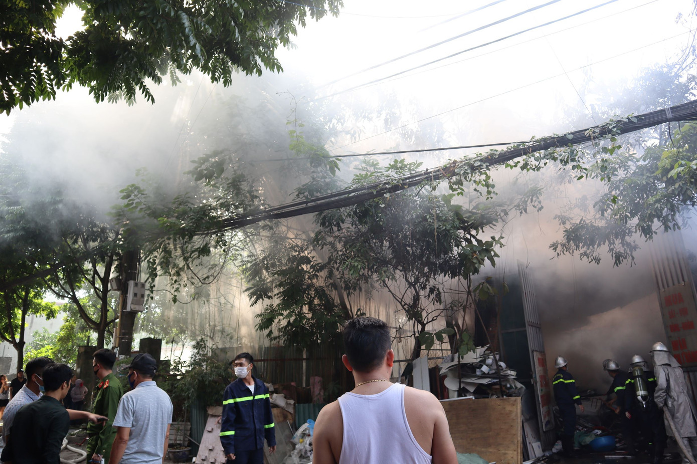 Bãi phế liệu trên đường Phúc Diễn cháy lớn ảnh 4