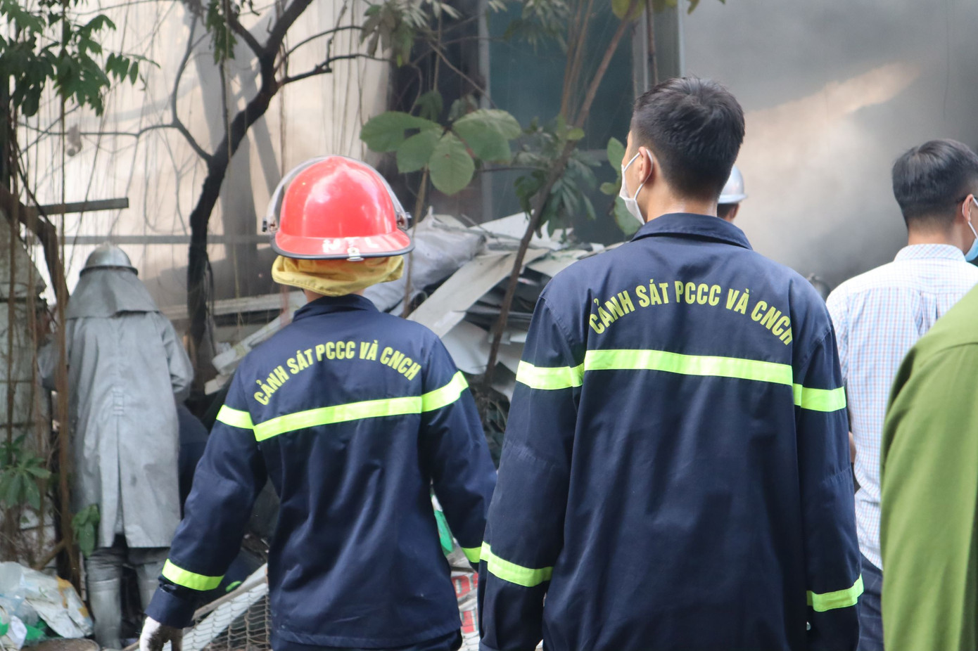 Bãi phế liệu trên đường Phúc Diễn cháy lớn ảnh 5