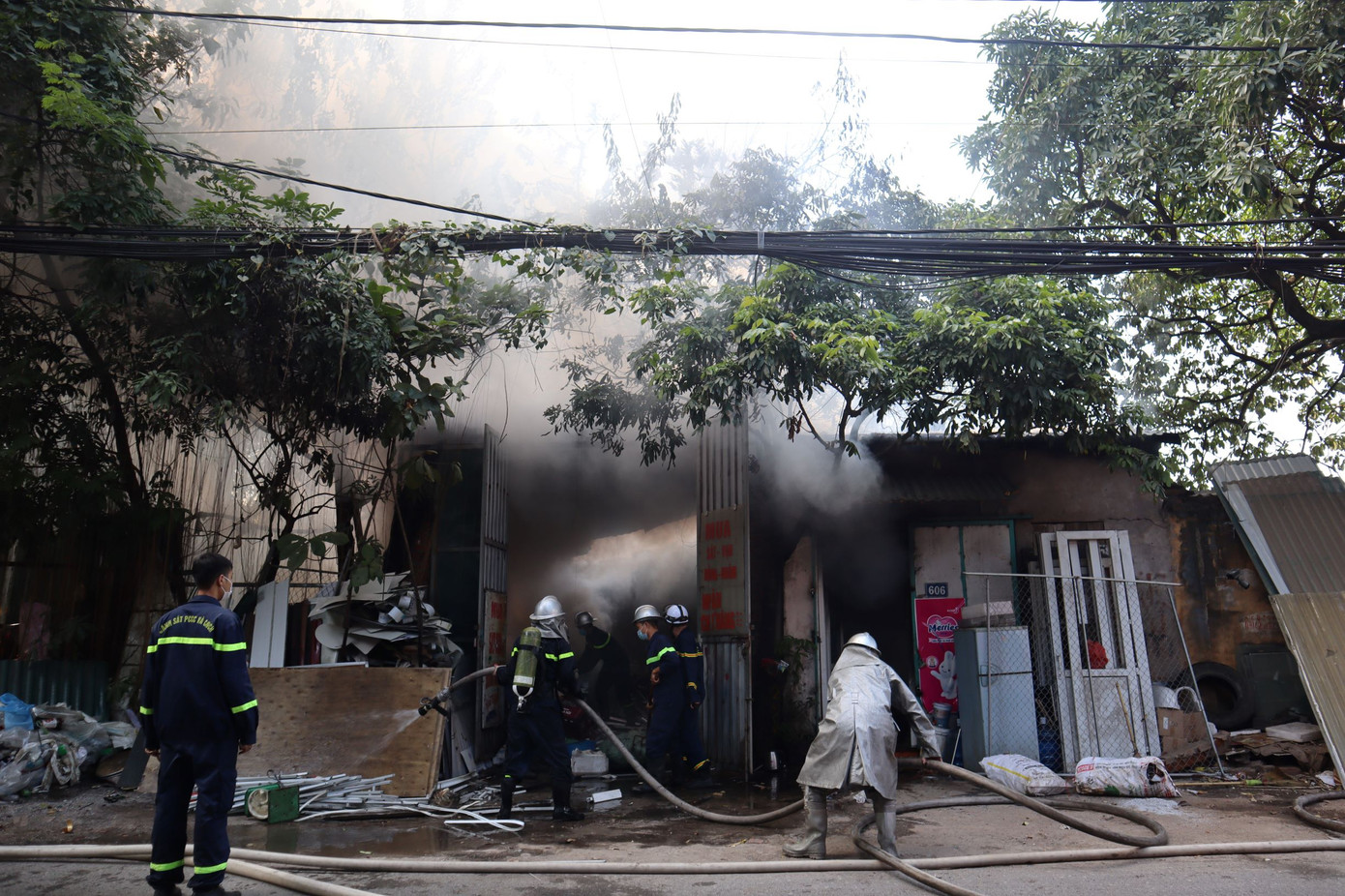 Bãi phế liệu trên đường Phúc Diễn cháy lớn ảnh 3