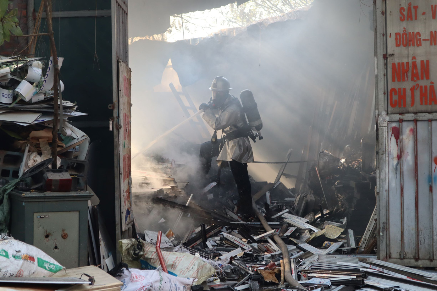 Bãi phế liệu trên đường Phúc Diễn cháy lớn ảnh 6