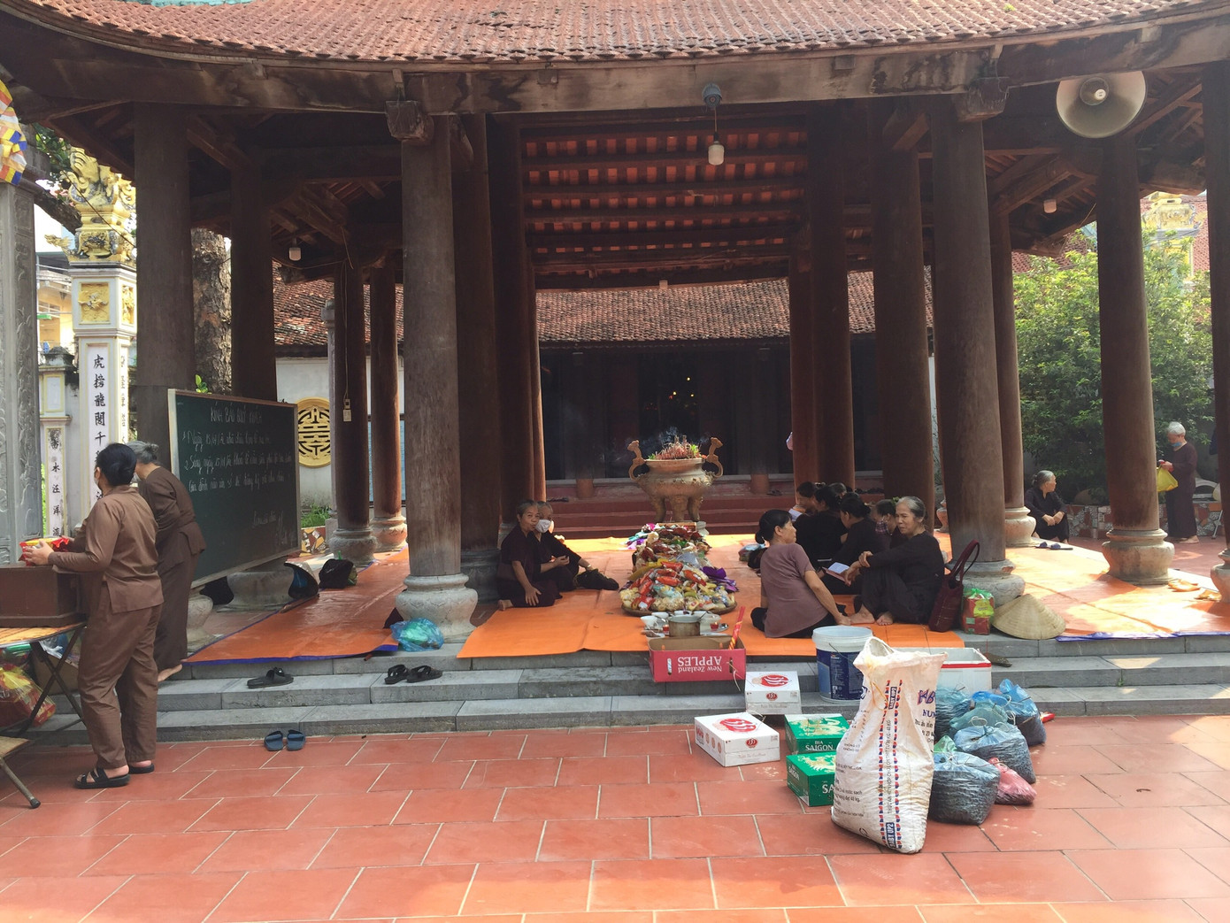 Rằm tháng 7 giữa dịch COVID: Chùa, phủ Hà Nội vắng người cúng lễ ảnh 10