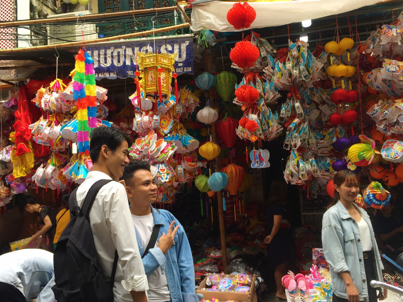 Nhiều chủ quán trên phố Hàng Mã bị xử lý vì treo biển thu tiền chụp ảnh ảnh 11