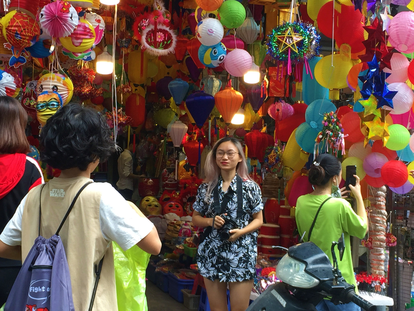 Nhiều chủ quán trên phố Hàng Mã bị xử lý vì treo biển thu tiền chụp ảnh ảnh 10