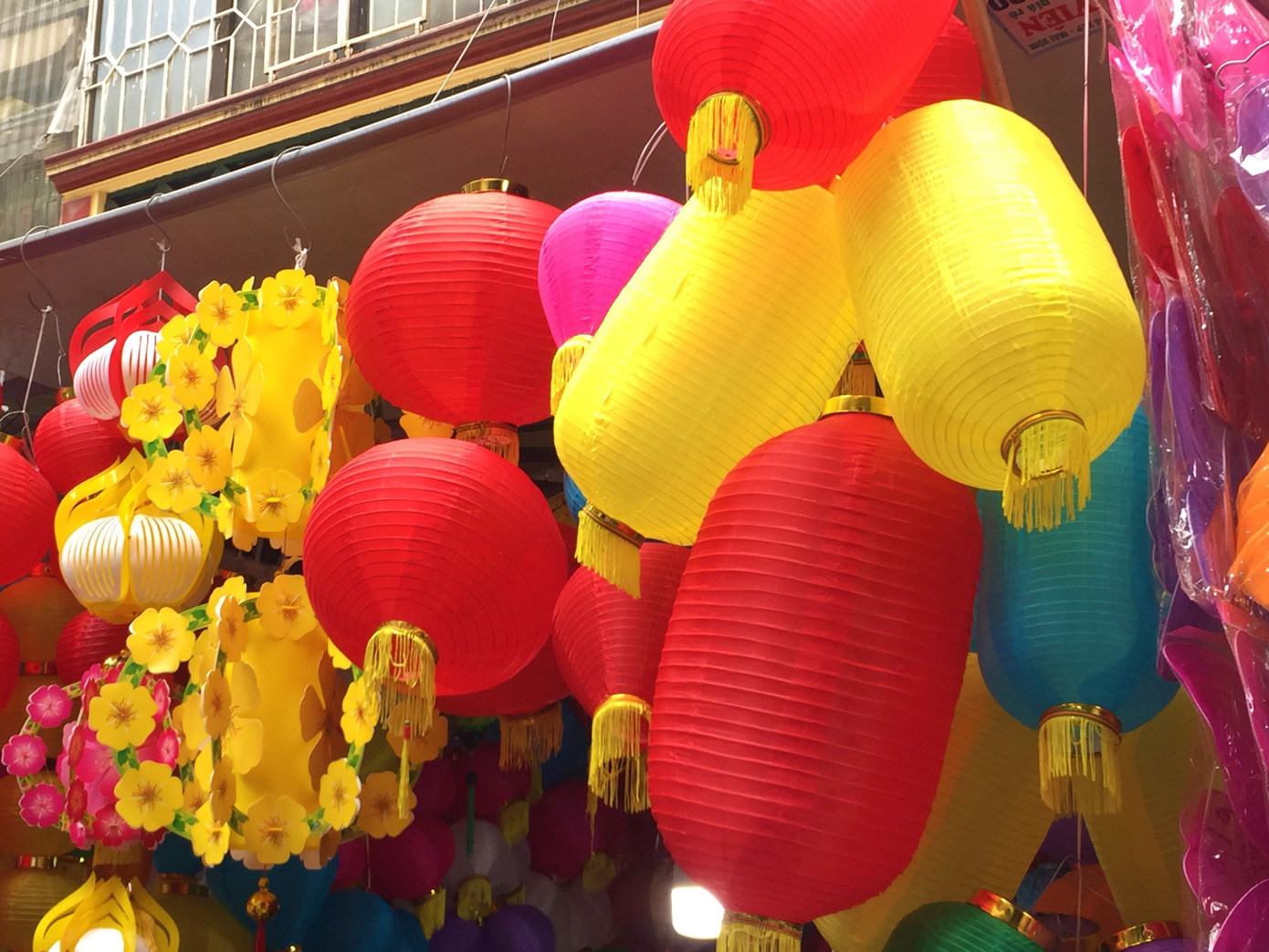 Nhiều chủ quán trên phố Hàng Mã bị xử lý vì treo biển thu tiền chụp ảnh ảnh 6