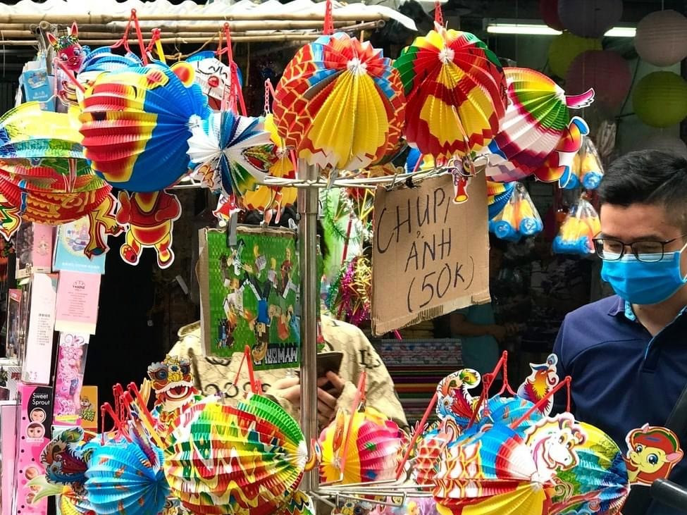 Nhiều chủ quán trên phố Hàng Mã bị xử lý vì treo biển thu tiền chụp ảnh ảnh 4