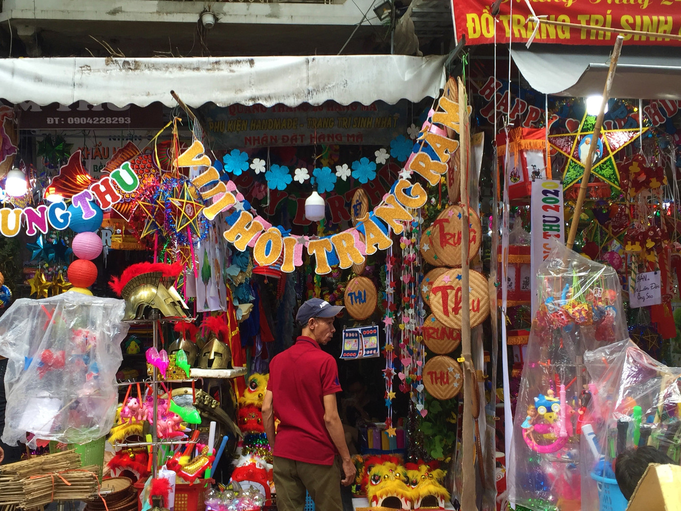 Nhiều chủ quán trên phố Hàng Mã bị xử lý vì treo biển thu tiền chụp ảnh ảnh 7