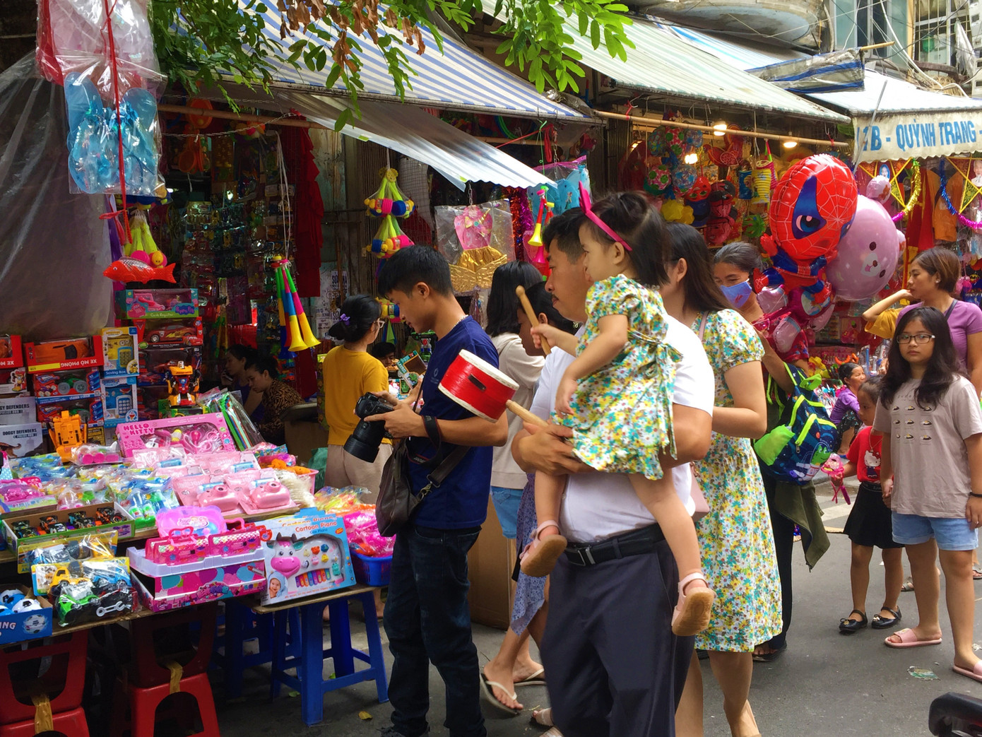 Nhiều chủ quán trên phố Hàng Mã bị xử lý vì treo biển thu tiền chụp ảnh ảnh 12